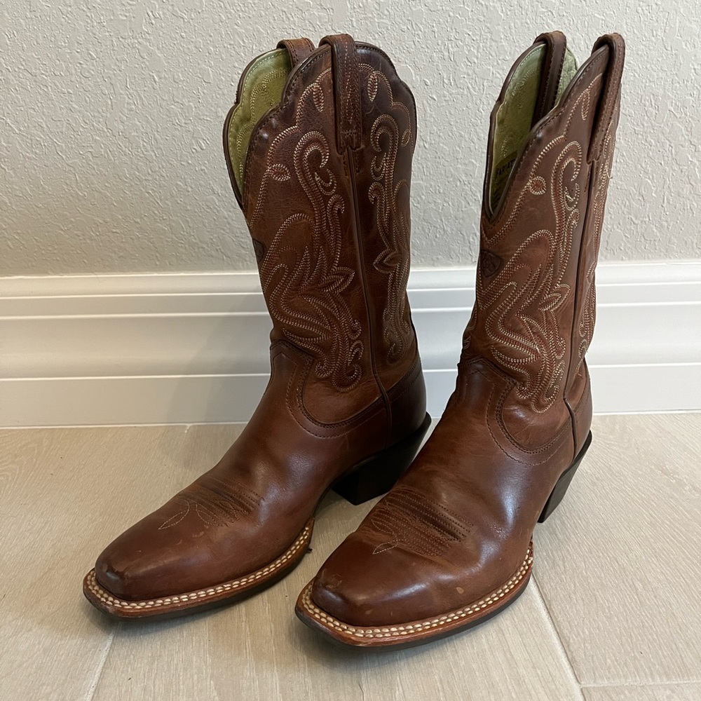 Womens Ariat boots size 6.5.